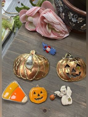 6 Vintage Autumn Pumpkin & Halloween Pins/Brooches